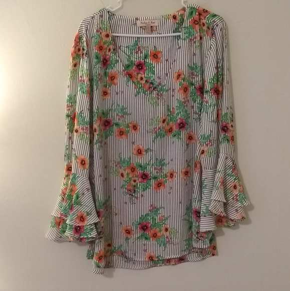 Harlow & Rose Woman Floral Bell Sleeve Blouse NWOT - Picture 3 of 8